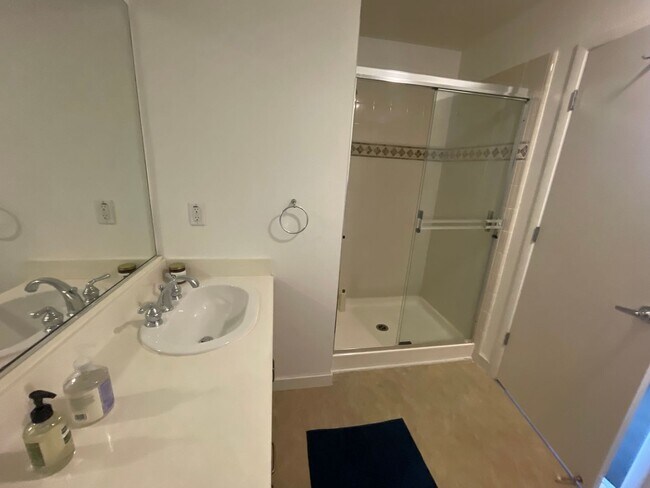 Building Photo - Spacious 3 bedroom / 2.5 Bath Apartment in...