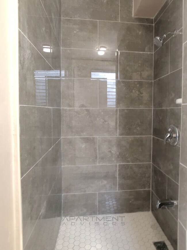 Building Photo - 2543 Kuhio Ave.