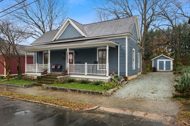Building Photo - Available NOW! 3 bed + 2 bath bungalow w/ Historic charm in the heart of Durham!