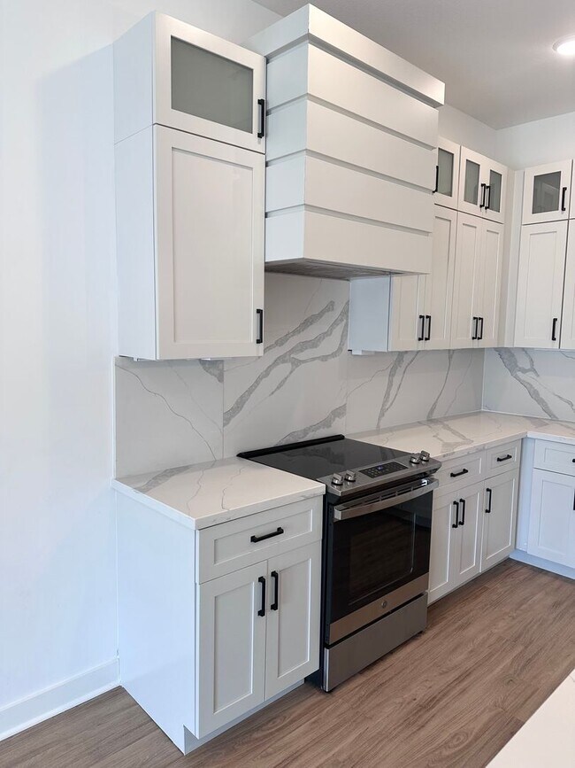 Building Photo - 4 Bed | 3 Bath | 1 Car Garage Duplex in Kansas City