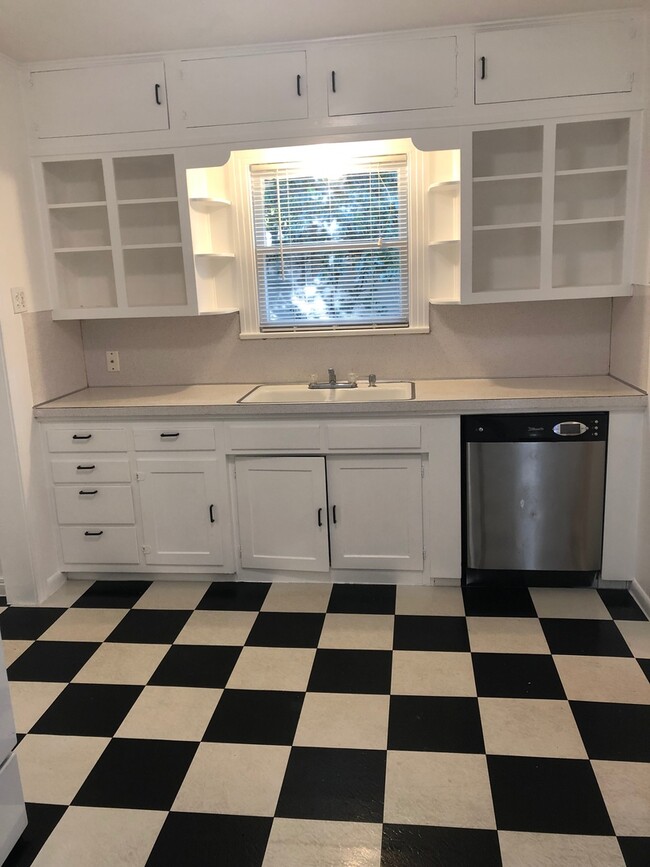 Building Photo - Hyde Park Hideaway! 3/2 with washer/dryer,...