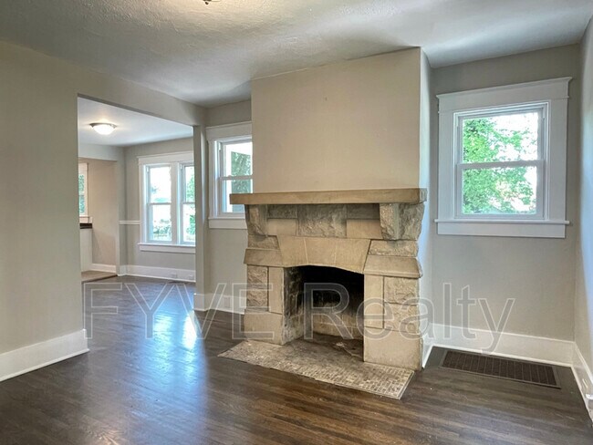 Building Photo - 1126 Sharpe Ave