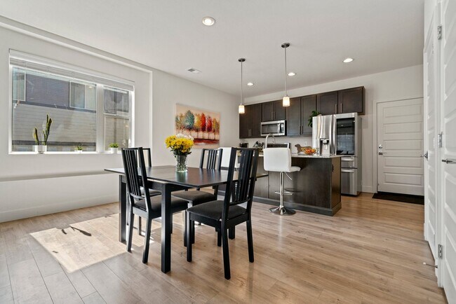Building Photo - 3 bd/2.5 ba Townhome in Green Mountain Pla...