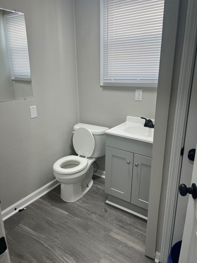 Building Photo - Gorgeous Updated 5 Bedroom/2.5 Bath House!