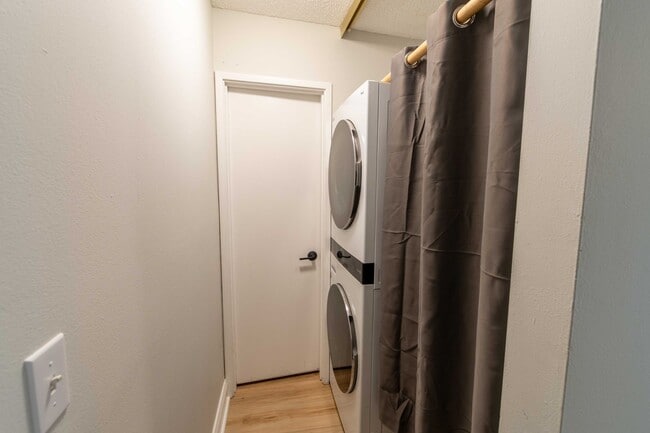 Building Photo - Charming 3 Bed 1.5 Bath Townhome in Wood Village!