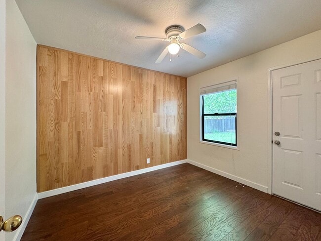Building Photo - 3 Bedrooms, 1 1/2 Bathrooms, Classic Napa ...