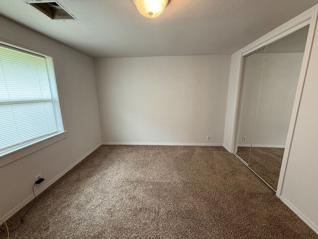 Building Photo - Now renting 3 bedroom House
