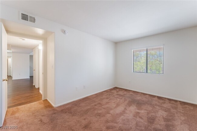 Building Photo - 950 Seven Hills Dr