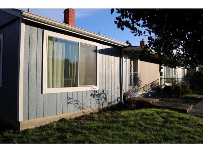 Building Photo - Large Bremerton Duplex Unit Available for ...