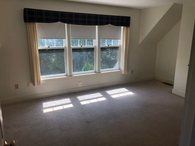 Building Photo - COMING SOON! Beautiful 4- Bedroom Condo in Portsmouth, NH!