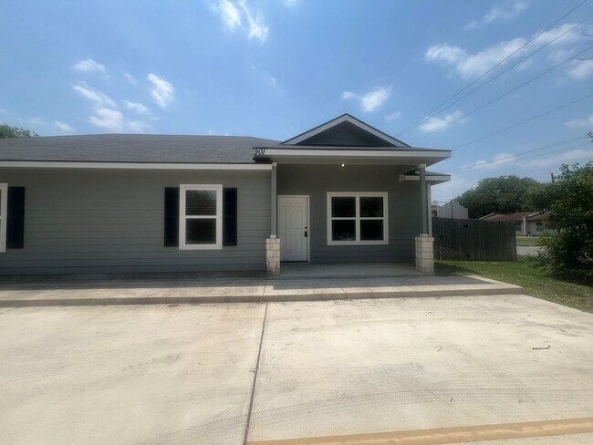 Building Photo - Luxury 3/2 Duplex in Seguin, Texas