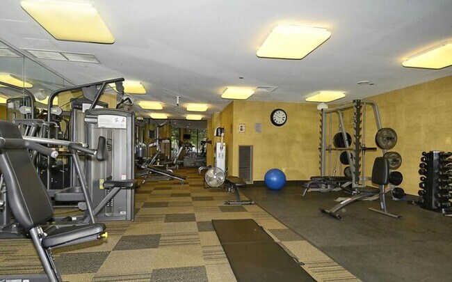 Building Photo - Spacious 2BD/1BA Condo with Glorious Views!