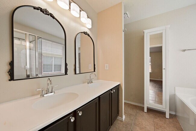 Building Photo - 8420 Silverbell Ln