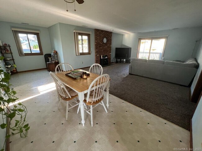 Building Photo - 1302 Summer Hill Dr