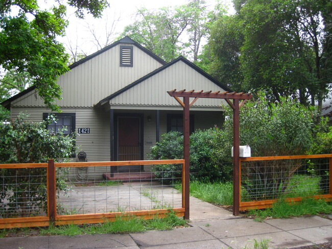 Primary Photo - PRICE REDUCTION!!!! Cute home just blocks ...