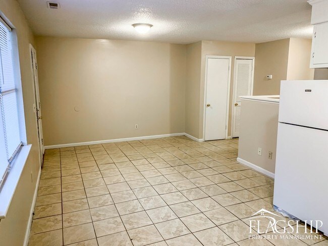 Building Photo - Two Bedroom Greenville Apartment