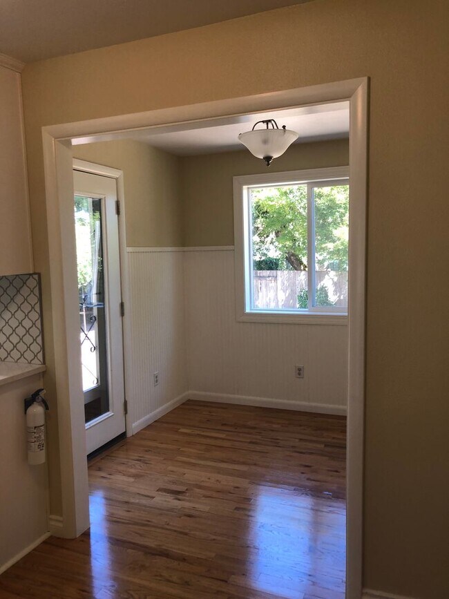 Building Photo - Live Large in the Heart of NW Corvallis!