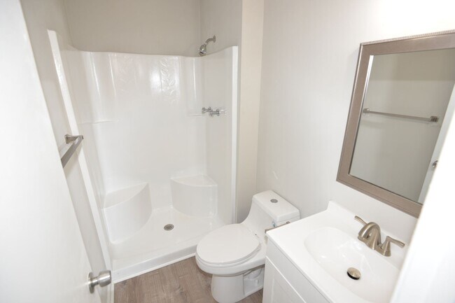 Building Photo - Renovated Townhome for Rent