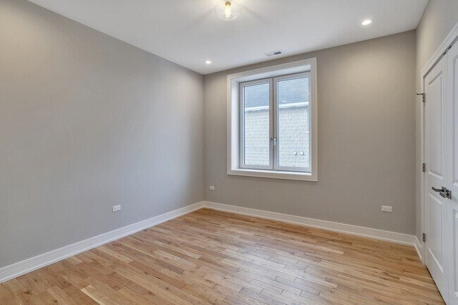 Building Photo - 3745 S Lake Park Ave
