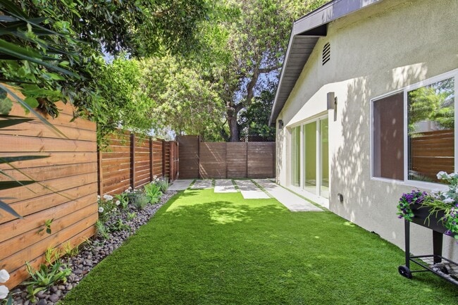 Building Photo - Beautiful modern 3 Bed + 2 Bath House