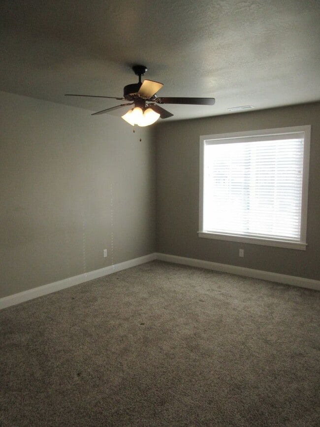 Building Photo - Newer Town home living in the heart of Cedar City!
