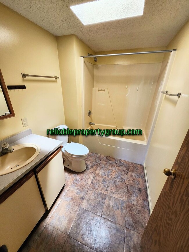 Building Photo - New Listing in Churubusco!!