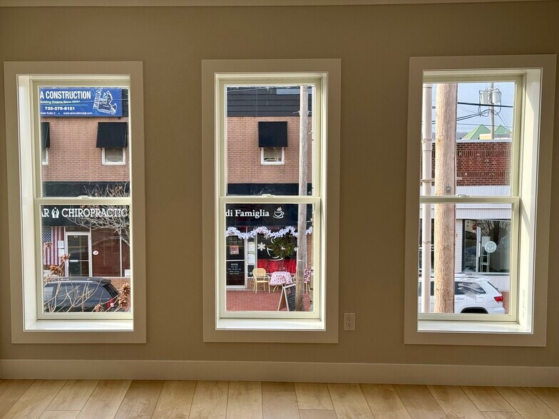 Building Photo - 906 Main St