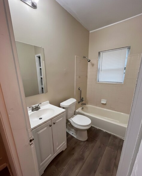 Building Photo - 12 4th Ave SW