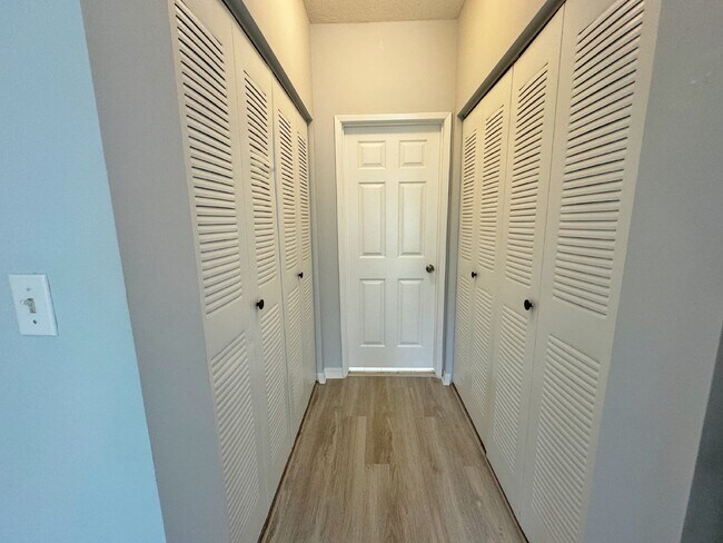 Building Photo - Updated 2BR/1BA Florida Club Condo! Available Soon!