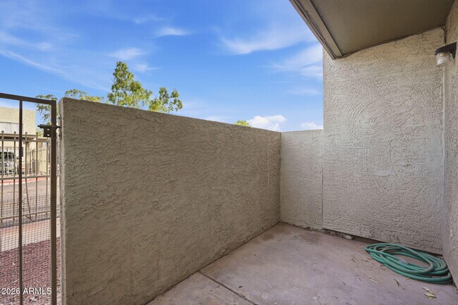 Building Photo - 2844 E Marconi Ave