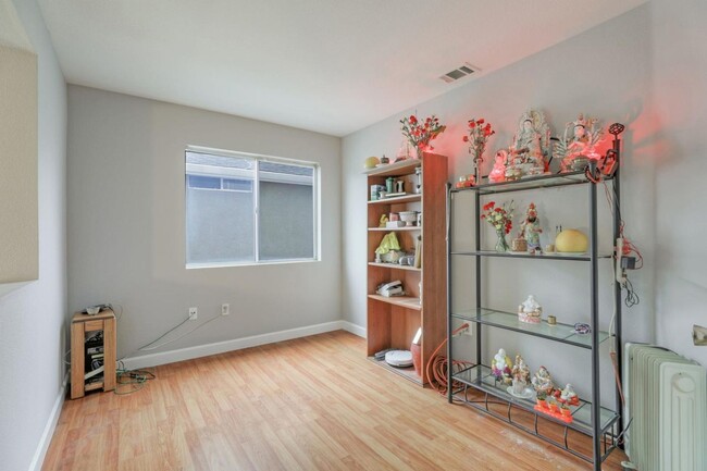 Building Photo - Beautiful Bright and Airy 4-Bedroom House ...