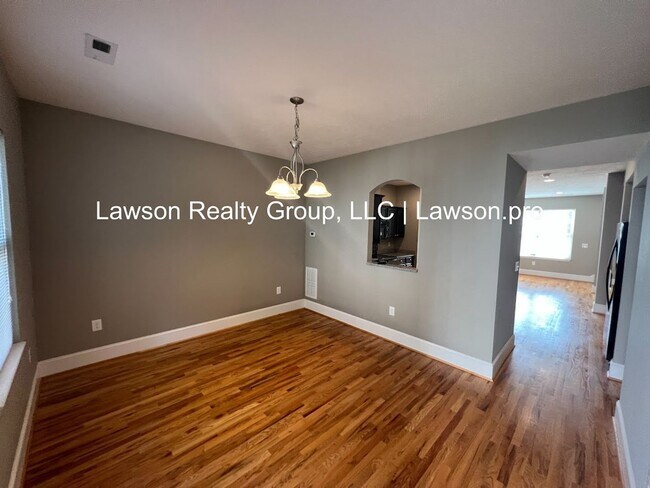 Building Photo - Luxurious Colonial Green Townhome with Garage