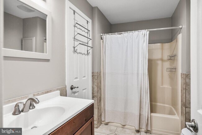 Building Photo - 702 Abbey Ct