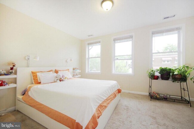 Building Photo - 2309 3rd St NE