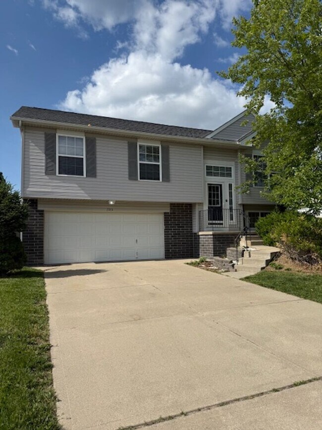 Building Photo - Bright & Spacious 3 Bedroom Bellevue Home!!