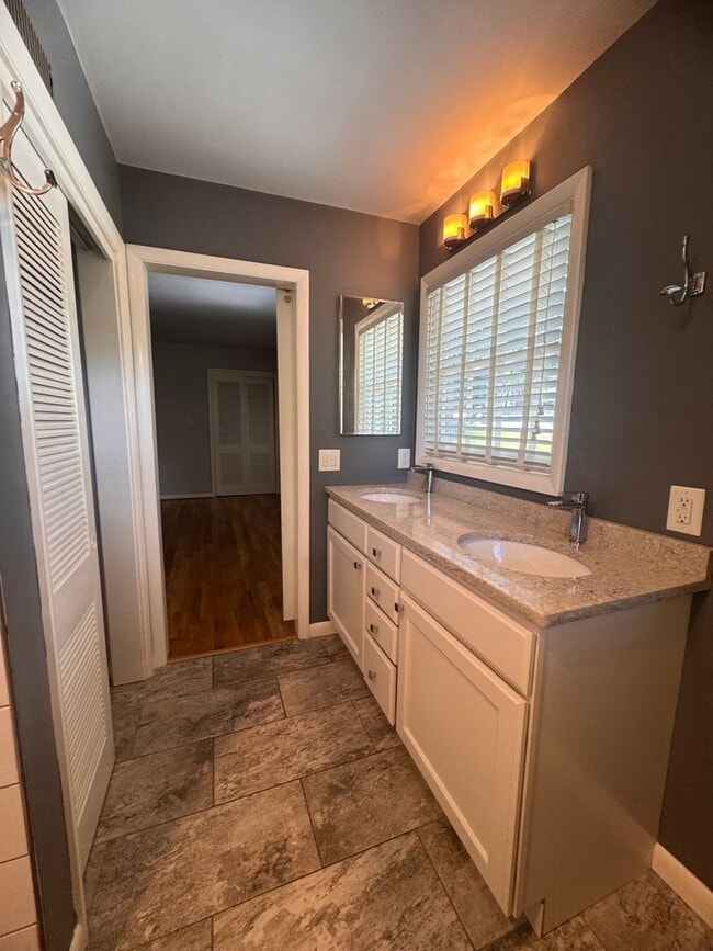 Building Photo - 4 Bedroom Jamestown Beauty!