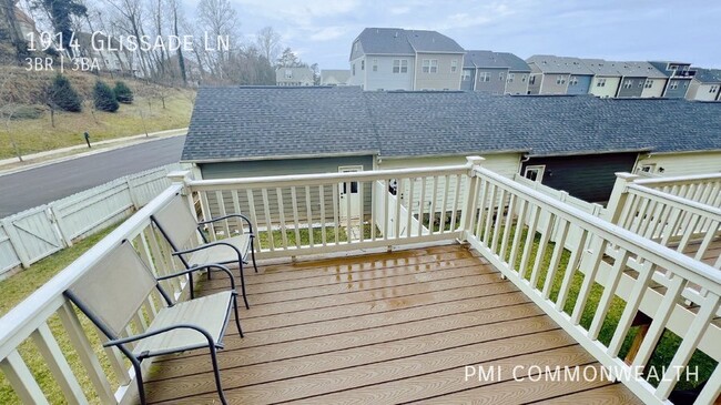 Building Photo - 3 Bed / 2.5 Bath Townhouse (Available 5/10...