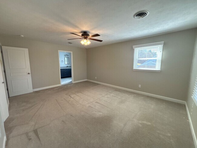 Building Photo - Grand 4-Bedroom/2.5-Bath home in Johnson City, TN in great neighborhood, $2995 monthly