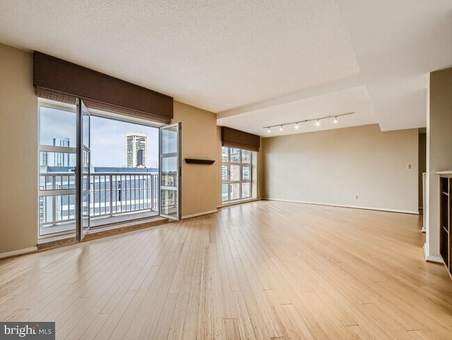 Building Photo - 250 S President St