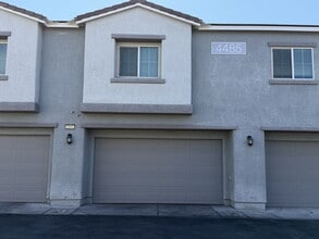 Building Photo - GATED 3 BED 3 BATH 2 CAR GARAGE TOWNHOUSE W/ BED AND BATH DOWNSTAIRS + LOFT & YARD. COMMUNITY FEA...
