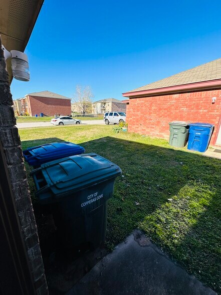 Building Photo - 402 Primrose Dr