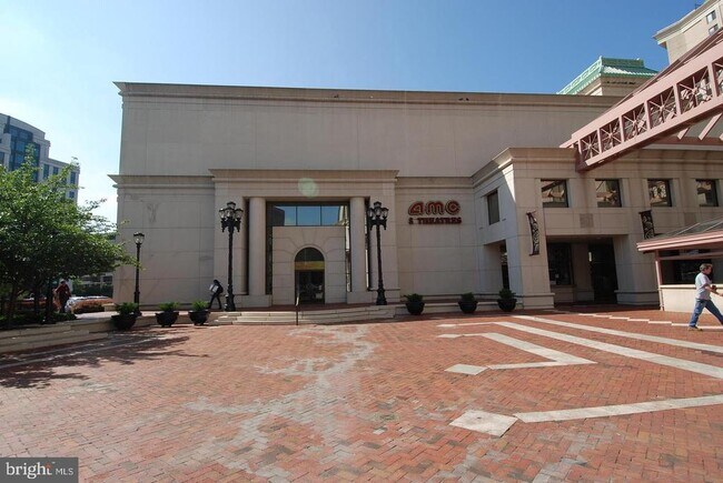Building Photo - 1320 Fort Myer Dr