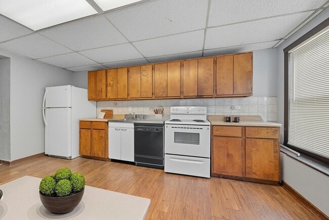 Building Photo - 2429 W 127th St