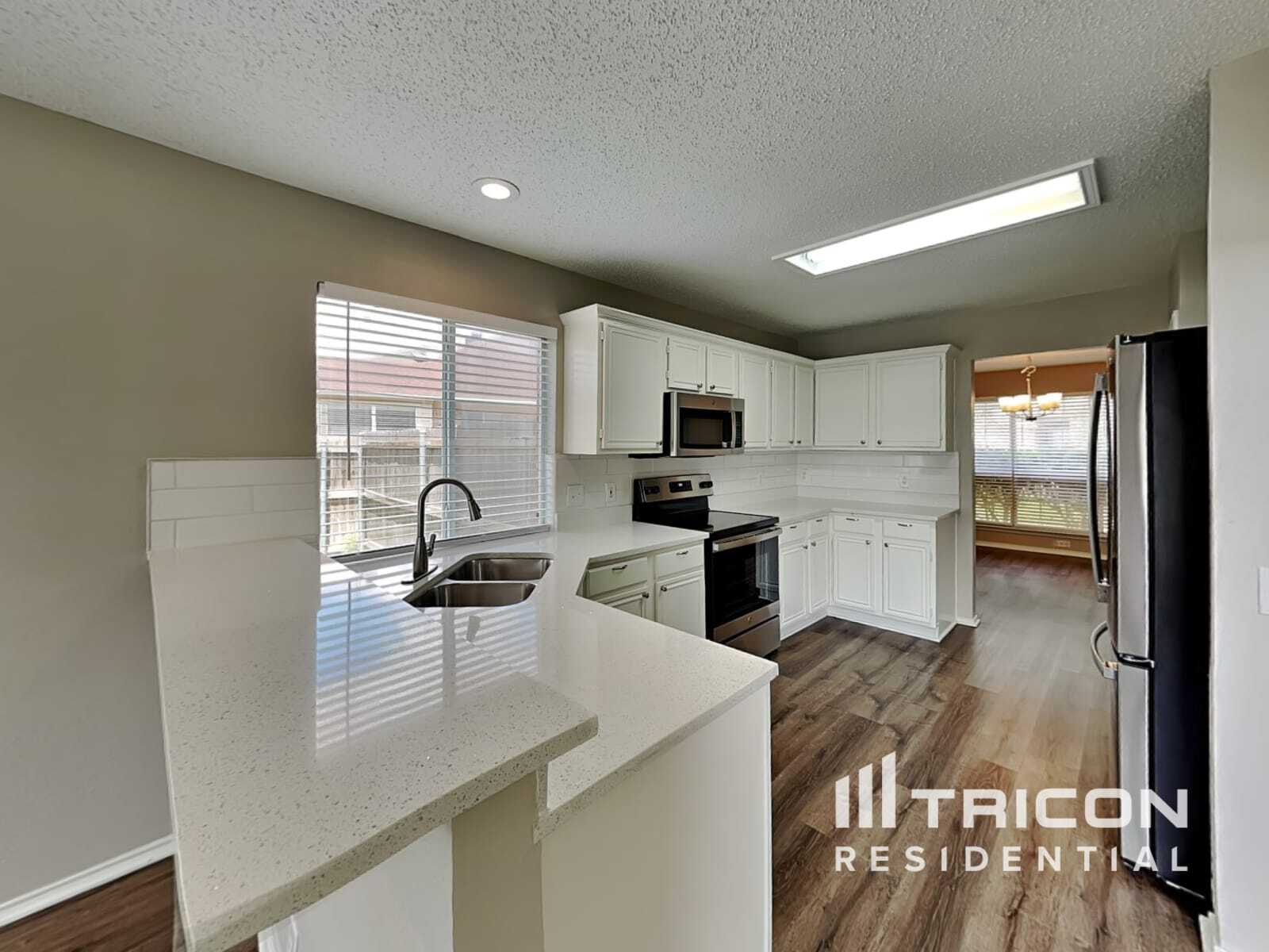 Building Photo - 5320 Tennis Villa Dr