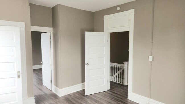 Building Photo - "Charming 3-Bedroom Retreat in the Heart o...