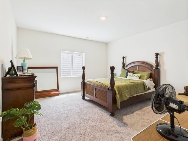 Building Photo - Stunning 5 Bedroom 4.5 Bathroom Located in...