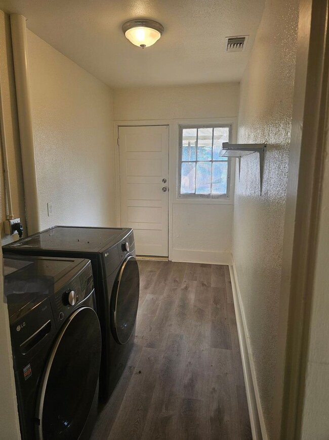 Building Photo - CUTE UPDATED APARTMENT IN DOWNTOWN SACRAMENTO!! $500 OFF FIRST MONTH'S RENT