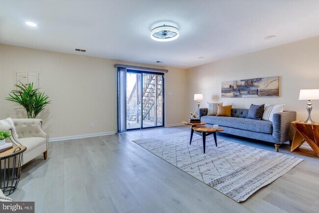 Building Photo - 8213 Roxbury Dr