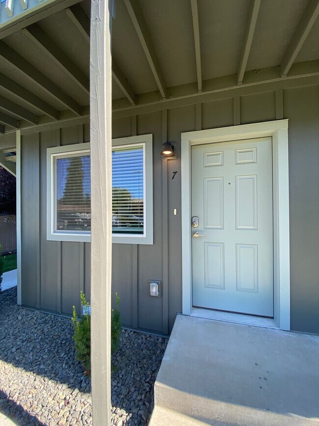 Building Photo - Open Layouts and Modern Finishes Await! From Stainless Steel Style To LVP Floors You'll Love!