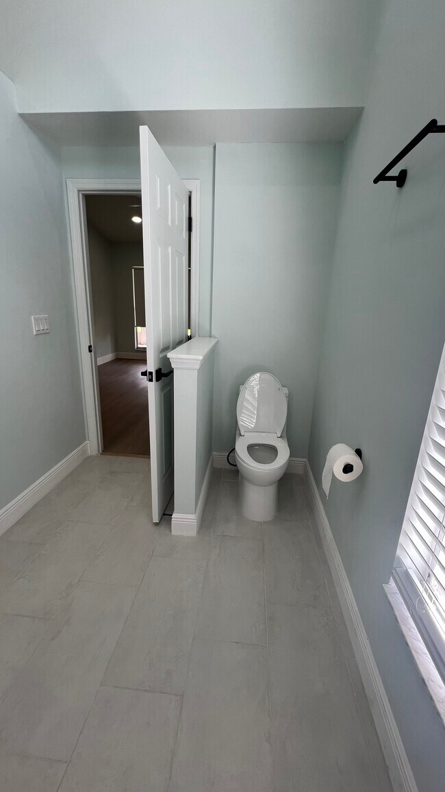 Building Photo - 567 Queensbridge Dr